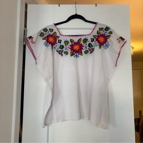 White short sleeve top with floral embroidery - Picture 3 of 3